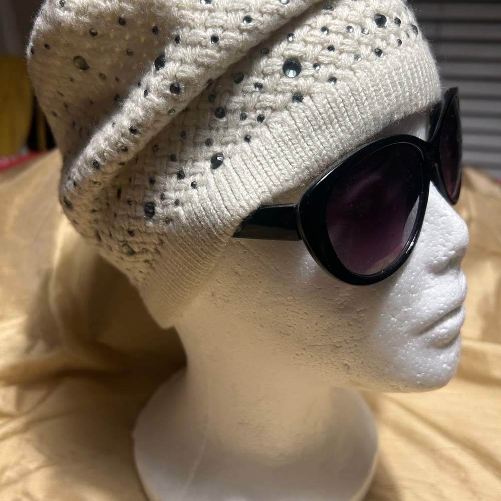 Simply Vera Vera Wang Cream Beanie with Black Sunglasses.